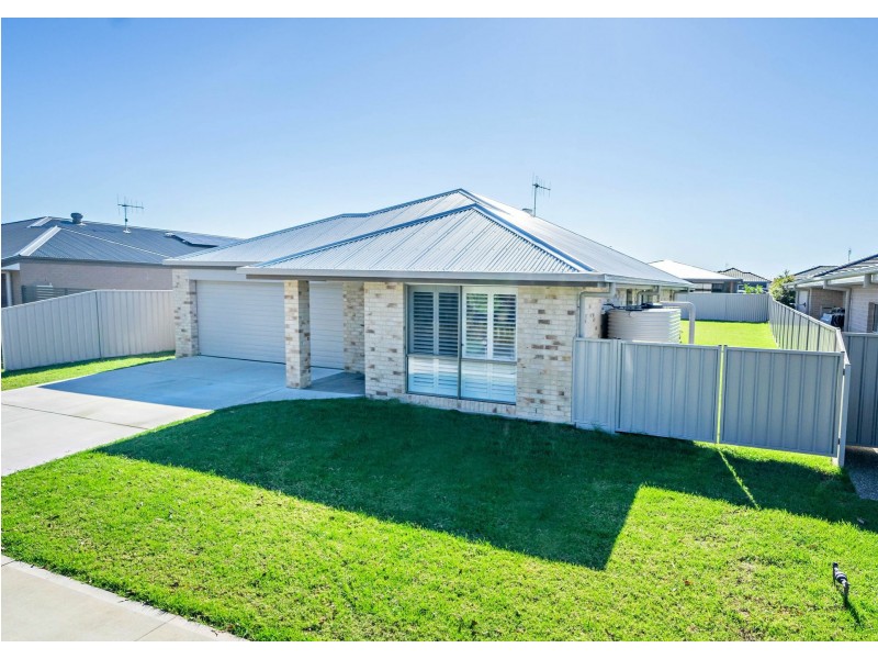 102 Albatross Way, Old Bar NSW 2430