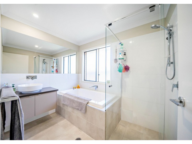 102 Albatross Way, Old Bar NSW 2430