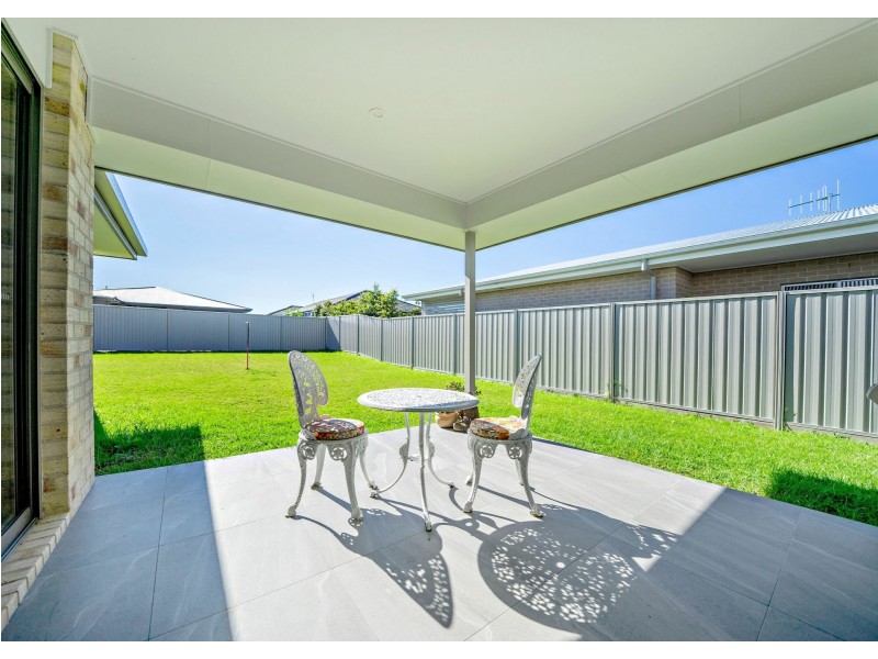 102 Albatross Way, Old Bar NSW 2430