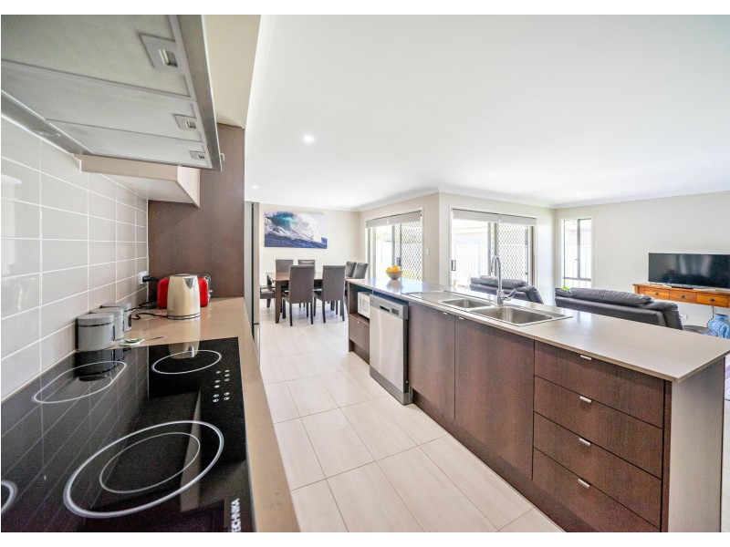 102 Albatross Way, Old Bar NSW 2430