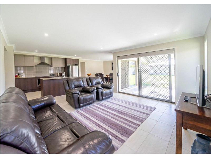 102 Albatross Way, Old Bar NSW 2430