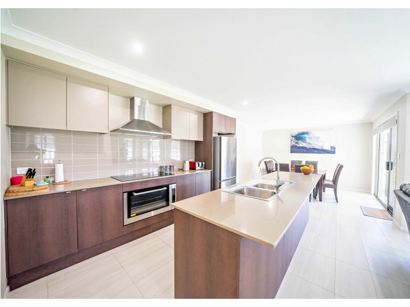 102 Albatross Way, Old Bar NSW 2430