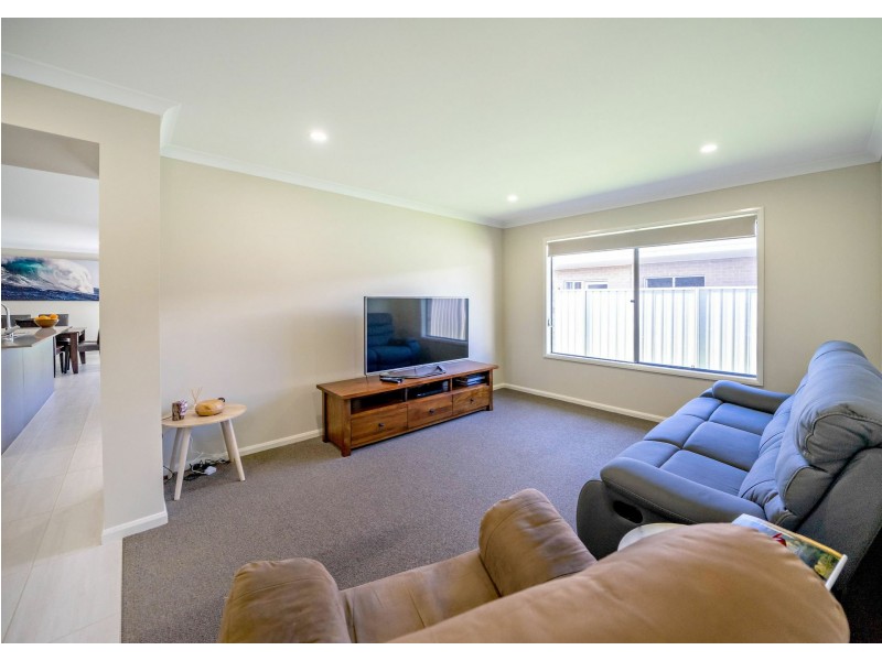 102 Albatross Way, Old Bar NSW 2430