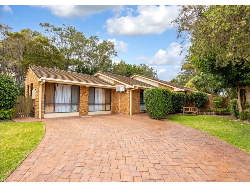 18 Oceanic Place, Old Bar NSW 2430