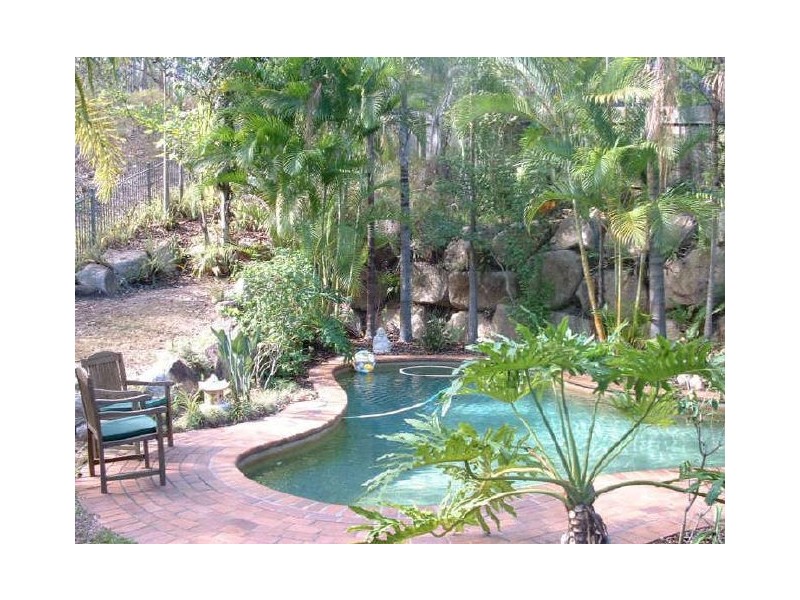 32 Peebles Place, Chapel Hill QLD 4069