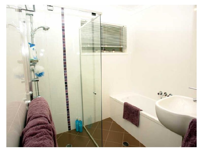 2 Gayna Street, Kenmore QLD 4069