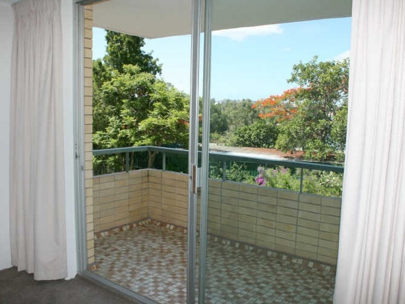 8/36 Jerdanefield Street, St Lucia QLD 4067