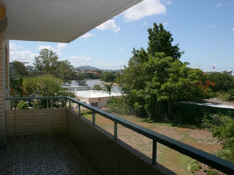 8/36 Jerdanefield Street, St Lucia QLD 4067