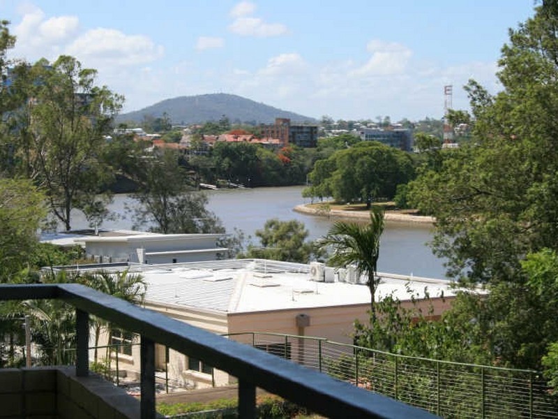 8/36 Jerdanefield Street, St Lucia QLD 4067