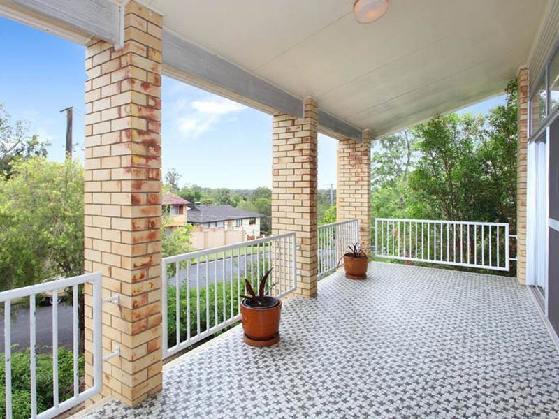 8 Gladesville Street, Kenmore QLD 4069