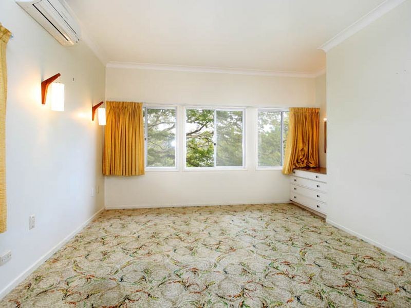 8 Gladesville Street, Kenmore QLD 4069