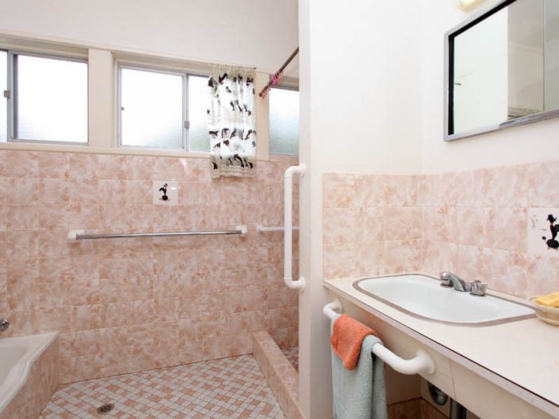 8 Gladesville Street, Kenmore QLD 4069