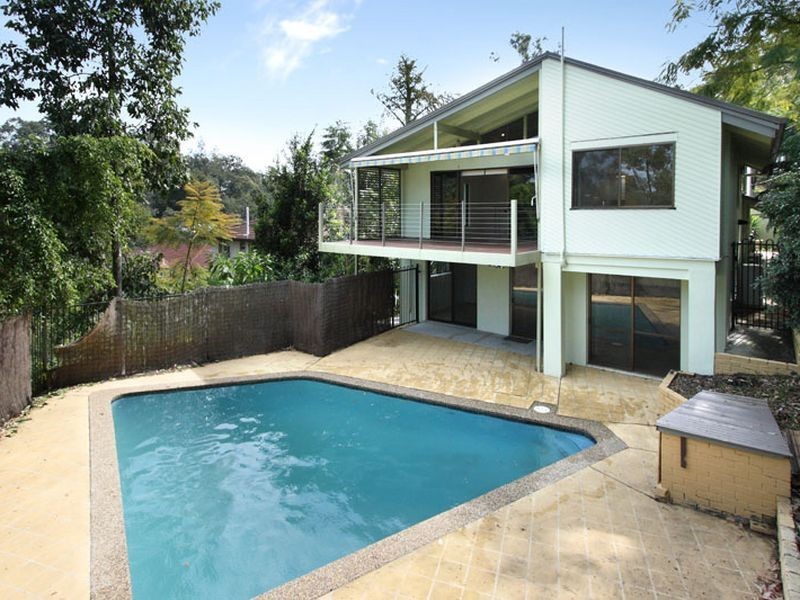 6 Robyn Street, Chapel Hill QLD 4069