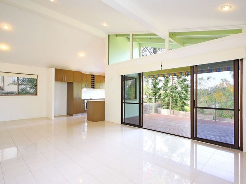 6 Robyn Street, Chapel Hill QLD 4069