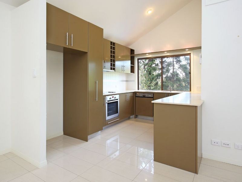 6 Robyn Street, Chapel Hill QLD 4069