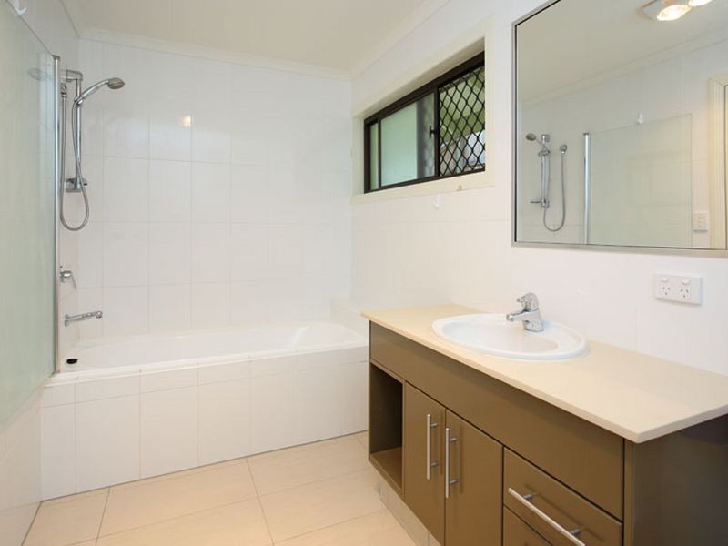 6 Robyn Street, Chapel Hill QLD 4069