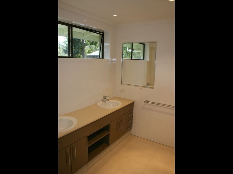 6 Robyn Street, Chapel Hill QLD 4069