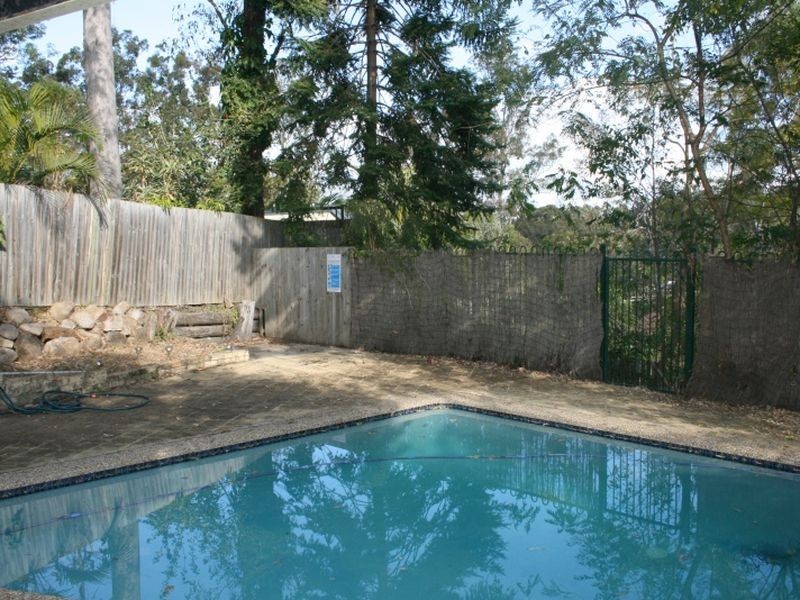 6 Robyn Street, Chapel Hill QLD 4069