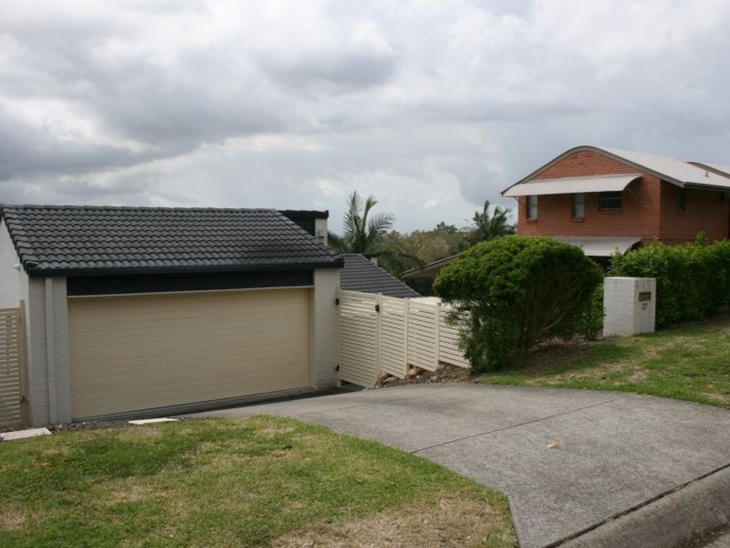 27 Hakea Crescent, Chapel Hill QLD 4069