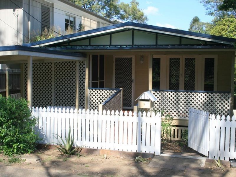 7 Kenton Street, Chapel Hill QLD 4069