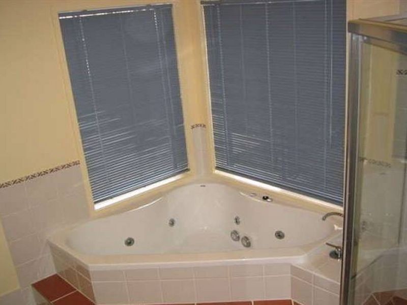 24 Fimbriata Close, Chapel Hill QLD 4069