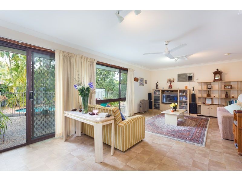 15 Tangmere Street, Chapel Hill QLD 4069