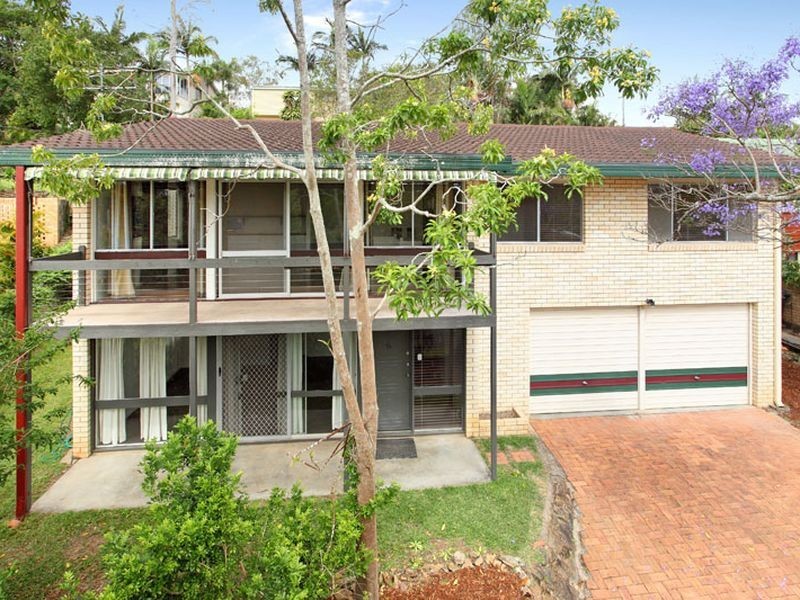 11 Dumbarton Drive, Kenmore QLD 4069