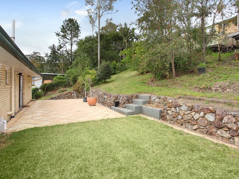 11 Dumbarton Drive, Kenmore QLD 4069