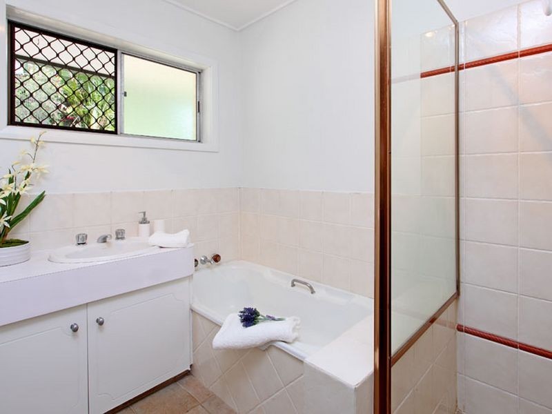 11 Dumbarton Drive, Kenmore QLD 4069