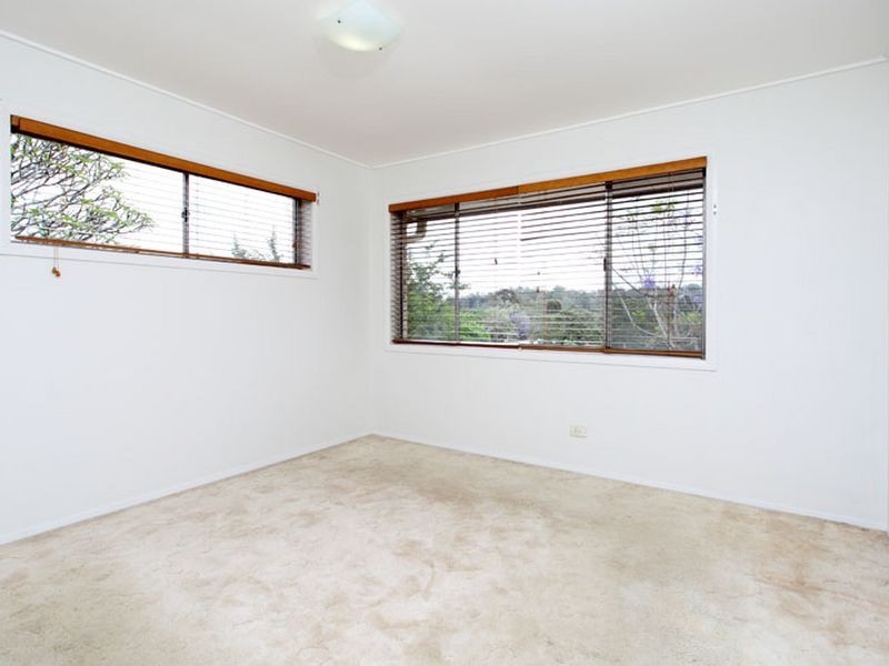 11 Dumbarton Drive, Kenmore QLD 4069