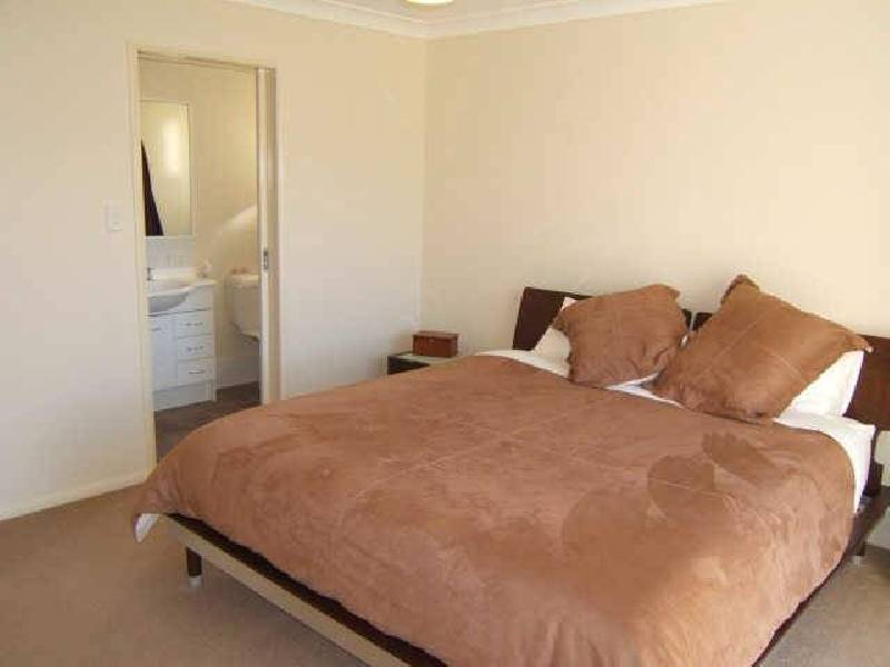 8 Oleosa Close, Moggill QLD 4070