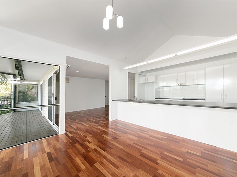 27 Hakea Crescent, Chapel Hill QLD 4069