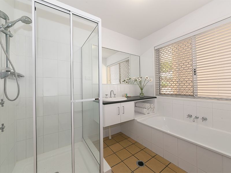 27 Hakea Crescent, Chapel Hill QLD 4069