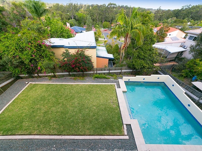 27 Hakea Crescent, Chapel Hill QLD 4069