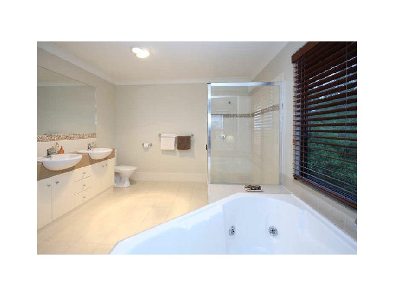 22 Grevillea Close, Chapel Hill QLD 4069