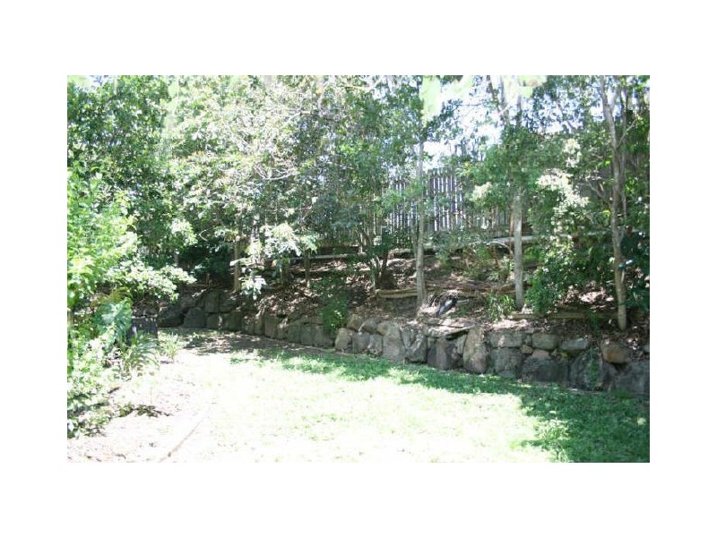 18 Ngeringa Crescent, Chapel Hill QLD 4069