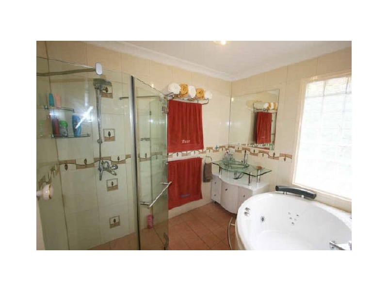9 Alenola Street, Chapel Hill QLD 4069