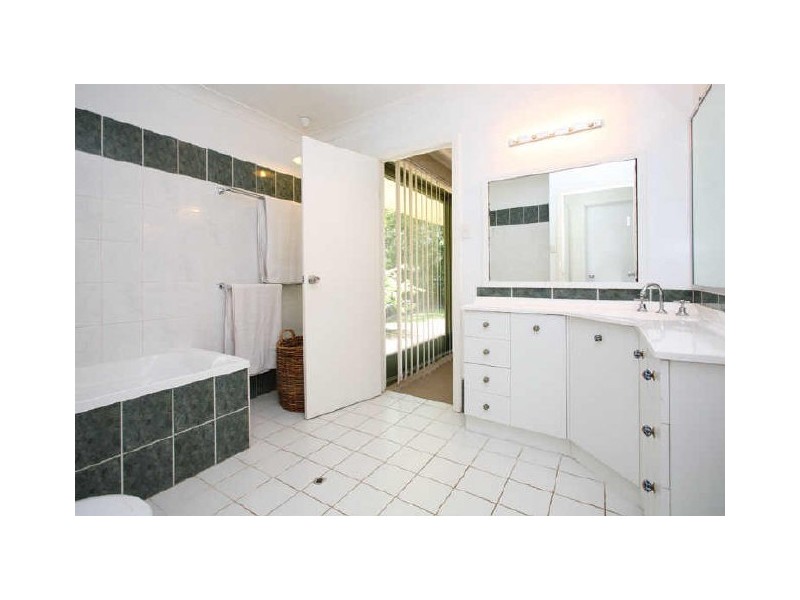 9 Woonalee Street, Kenmore QLD 4069