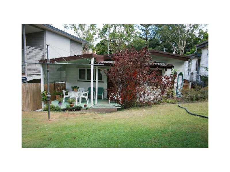 11 Kenton Street, Chapel Hill QLD 4069