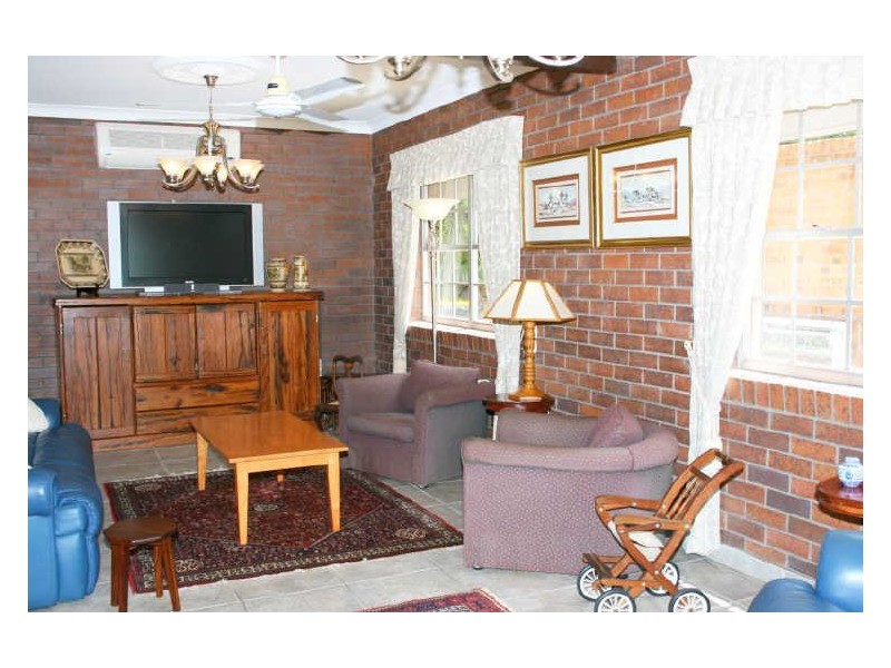 1 Cassandra Street, Chapel Hill QLD 4069