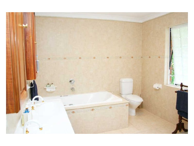 1 Cassandra Street, Chapel Hill QLD 4069