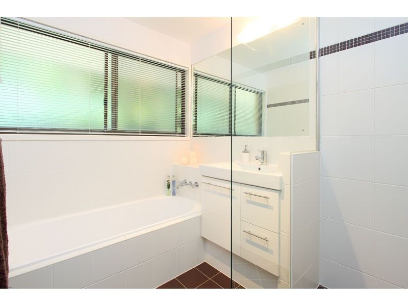 27 Fairweather Street, Kenmore QLD 4069