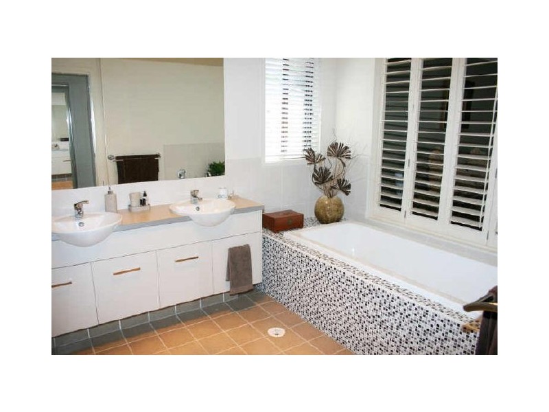 8 Eucalypt Place, Anstead QLD 4070