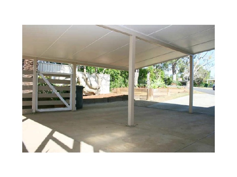 5 Lowanna St, Kenmore QLD 4069