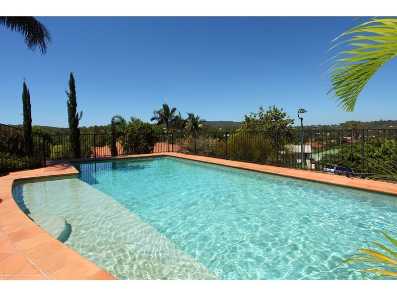 18 Palmer Close, Brookfield QLD 4069