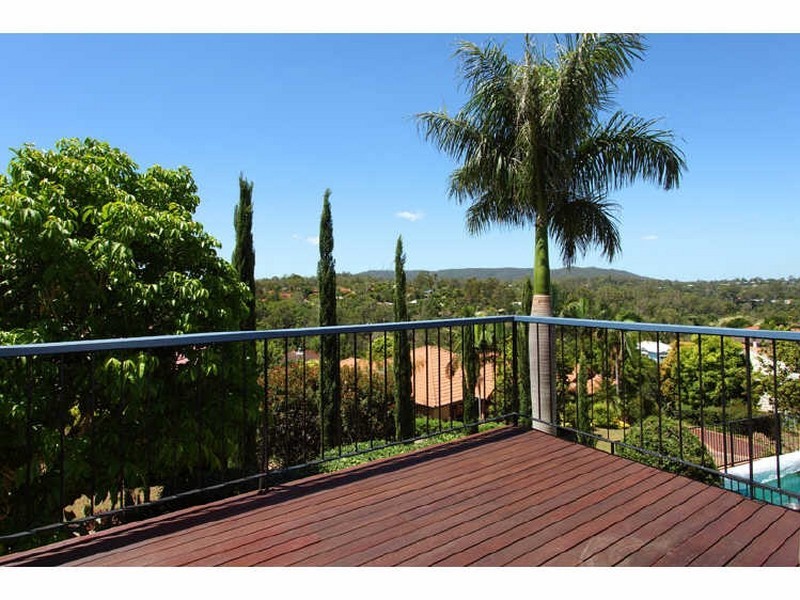 18 Palmer Close, Brookfield QLD 4069