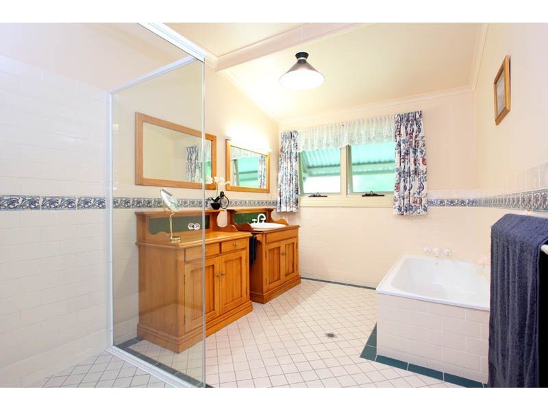 9 Binyara Street, Chapel Hill QLD 4069