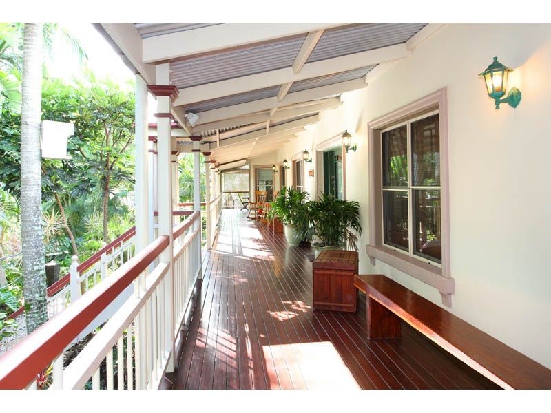 9 Binyara Street, Chapel Hill QLD 4069