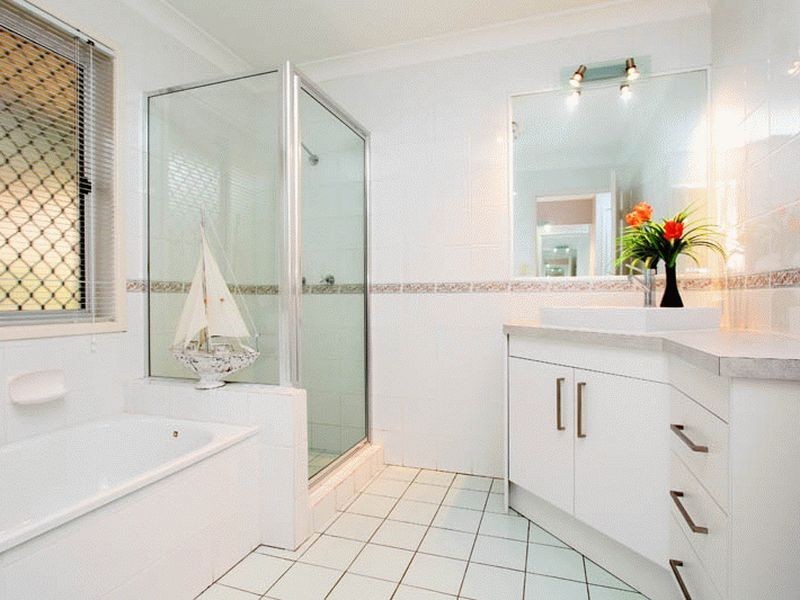 8 Kay Close, Kenmore Hills QLD 4069