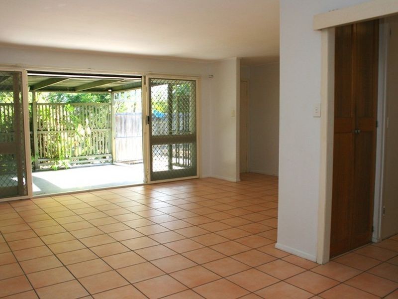 1 Dumbarton Drive, Kenmore QLD 4069
